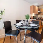 Central Apartment - Chinatown - Balcony - Secure Parking 1Arc