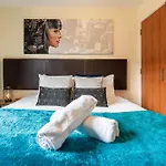 Central Apartment - Chinatown - Balcony - Secure Parking 1Arc